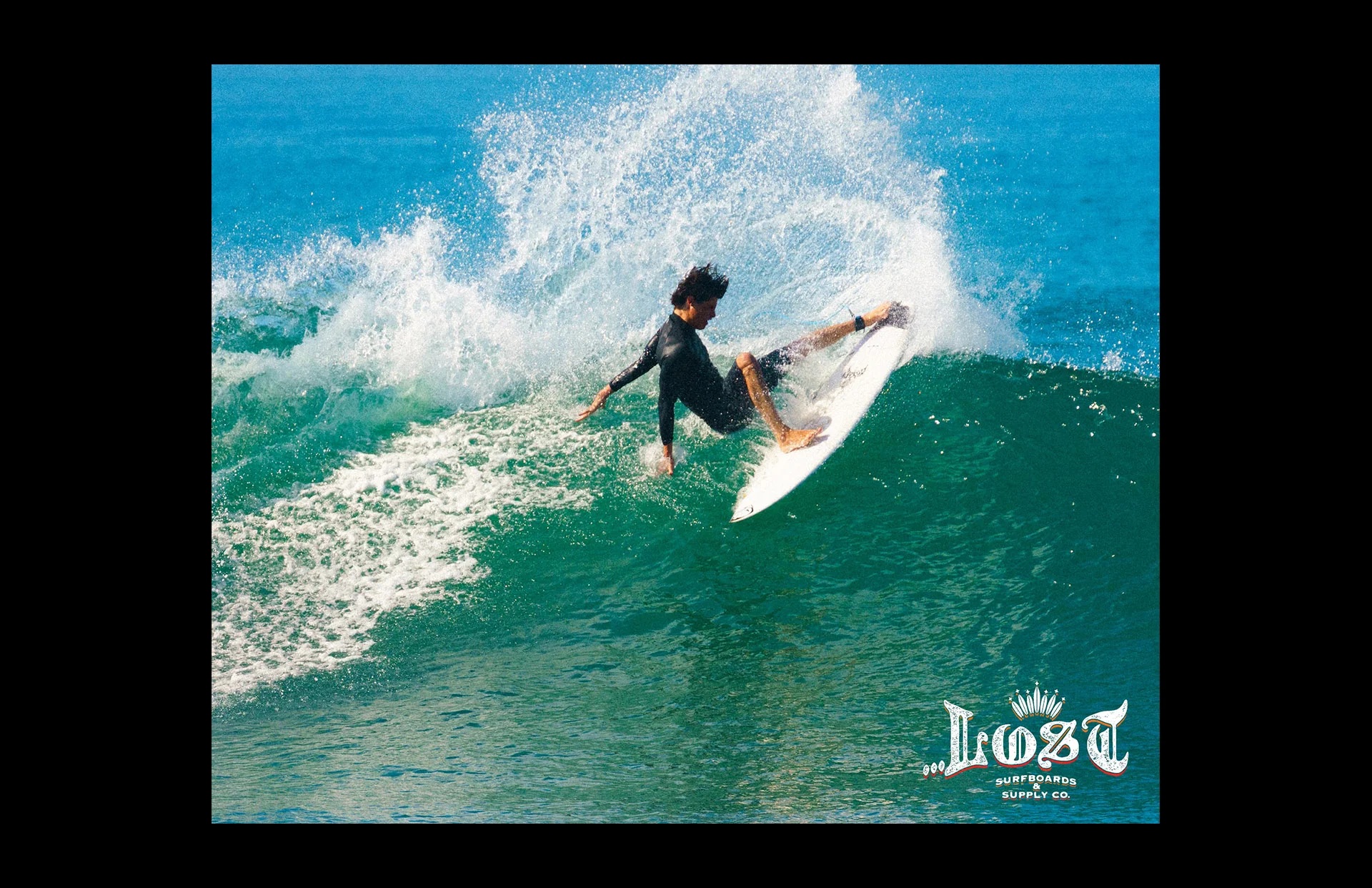 Dynamic surfboard maneuver on a wave